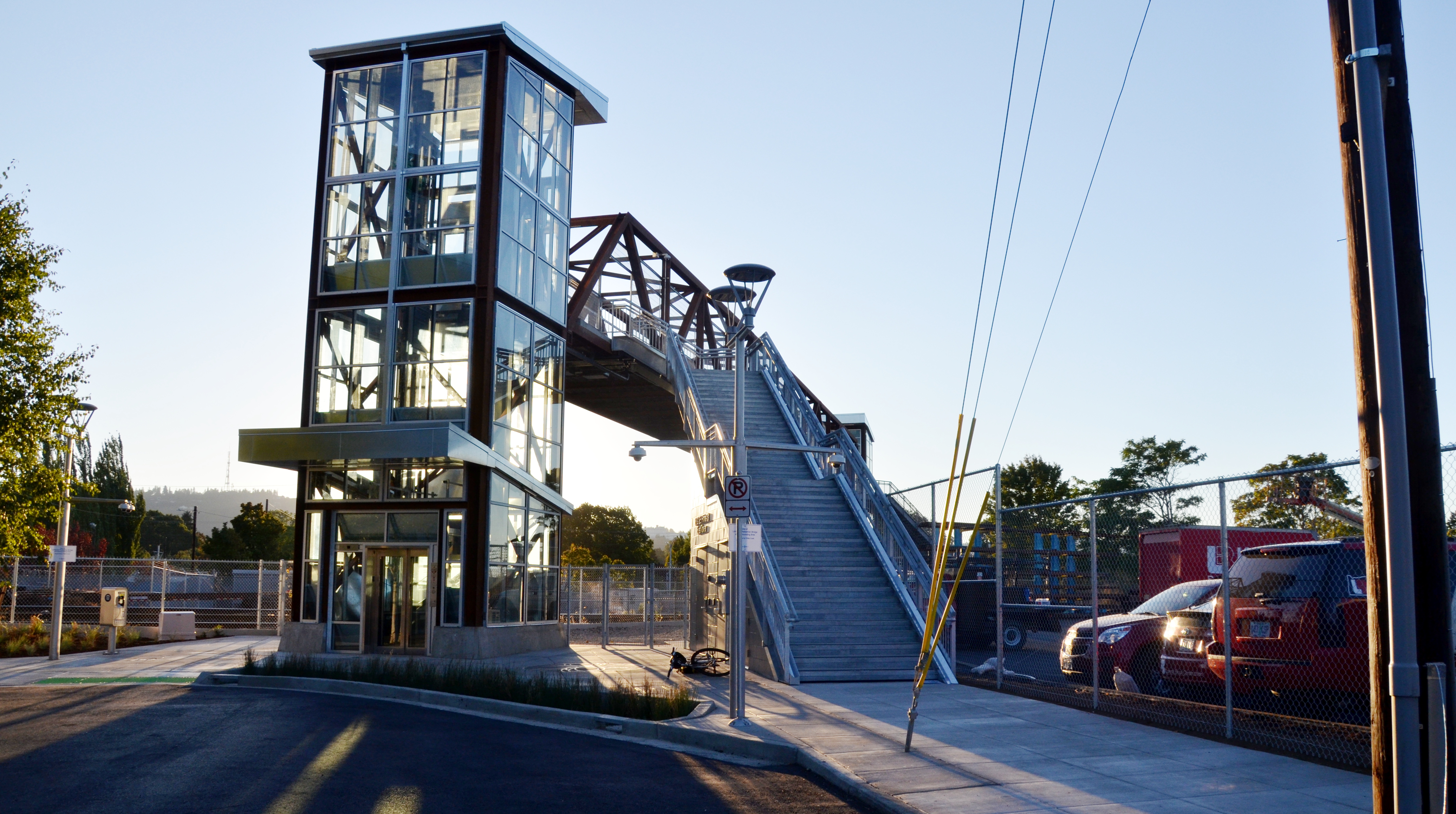  pedestrian bridge crosses inner SE railroad tracks - BikePortland.org