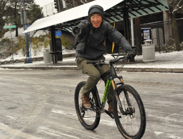 Saw lots of smiles (and a lot of MTBs) out on the streets this morning.(Photos: J. Maus/BikePortland)