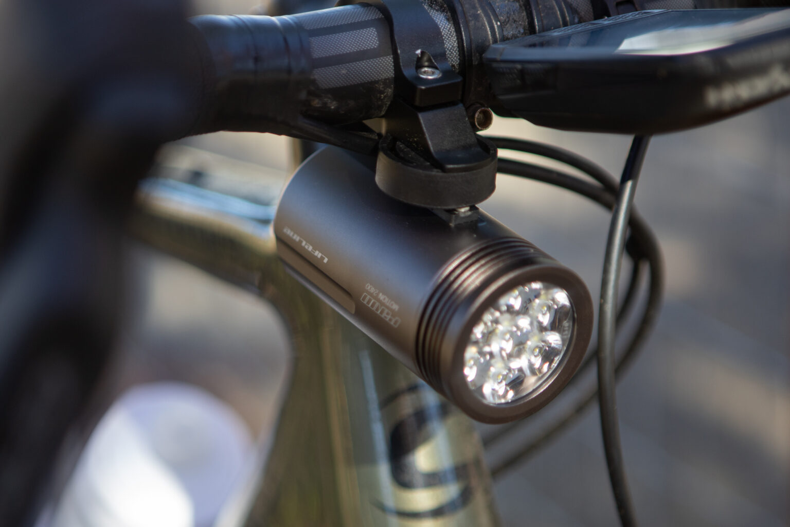 Review: Lifeline Pavo Motion 2400 headlight â BikePortland