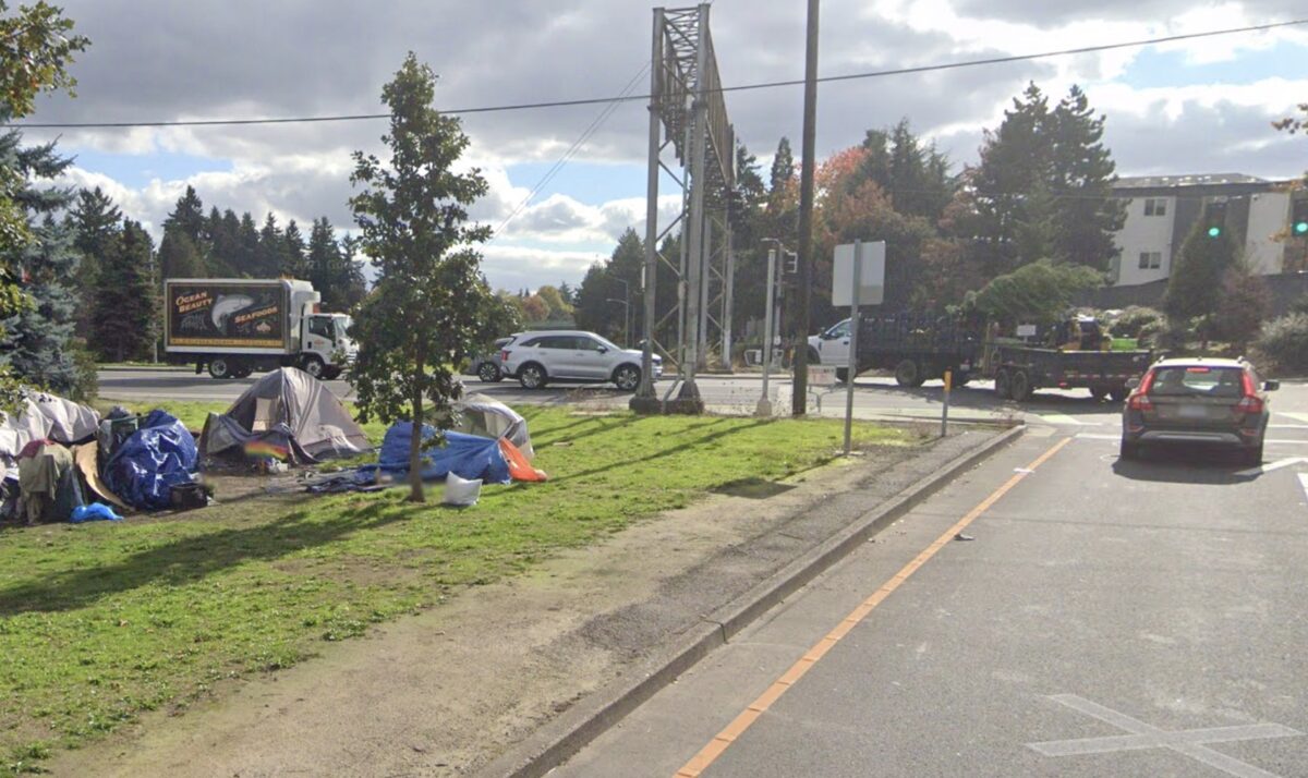 Google streetview of freeway offramp near tent encampment.