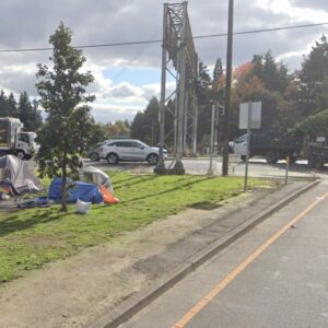 Google streetview of freeway offramp near tent encampment.