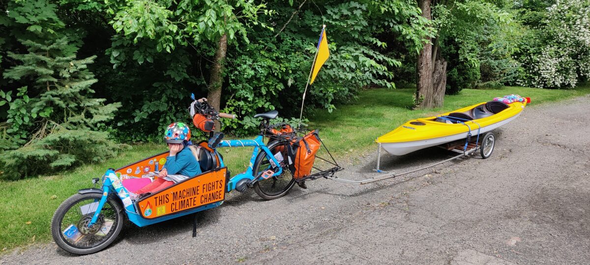 Cargo bicycle pulling a kayak.